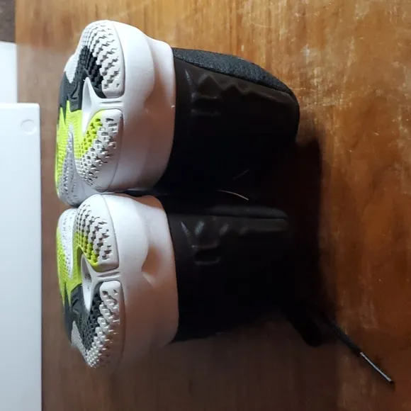 Nike Kyrie Flytrap GS Basketball Shoes great condition Size 6 youth