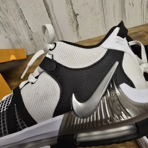 Nike LeBron witness VII kids black and white sneakers size 7Y DQ8650 100