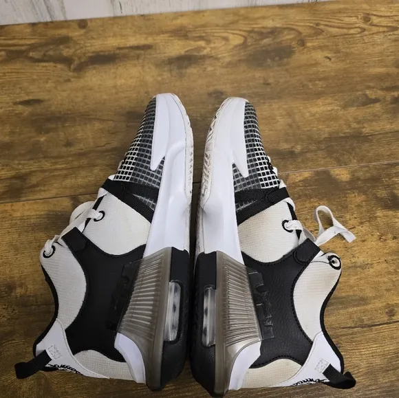 Nike LeBron witness VII kids black and white sneakers size 7Y DQ8650 100