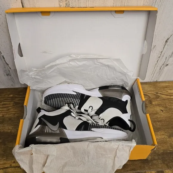 Nike LeBron witness VII kids black and white sneakers size 7Y DQ8650 100