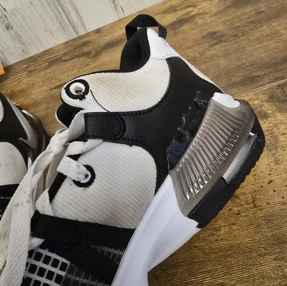 Nike LeBron witness VII kids black and white sneakers size 7Y DQ8650 100
