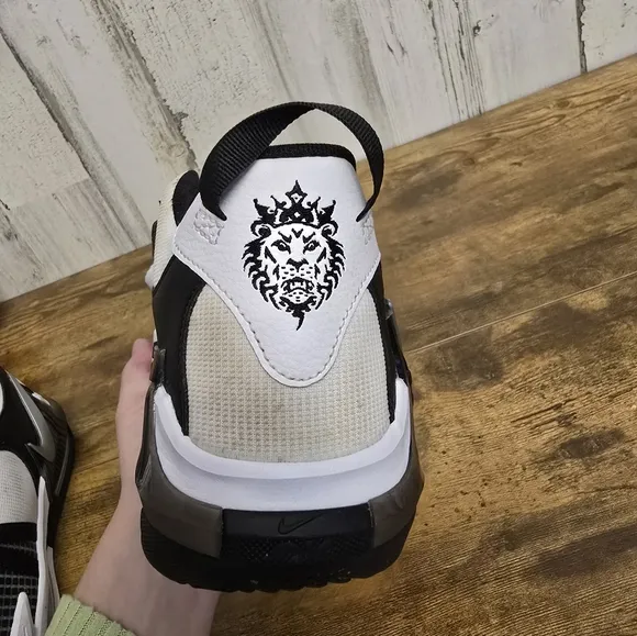 Nike LeBron witness VII kids black and white sneakers size 7Y DQ8650 100