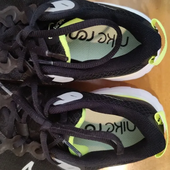 Nike Renew ride black with lime and white accents size 8 running shoe