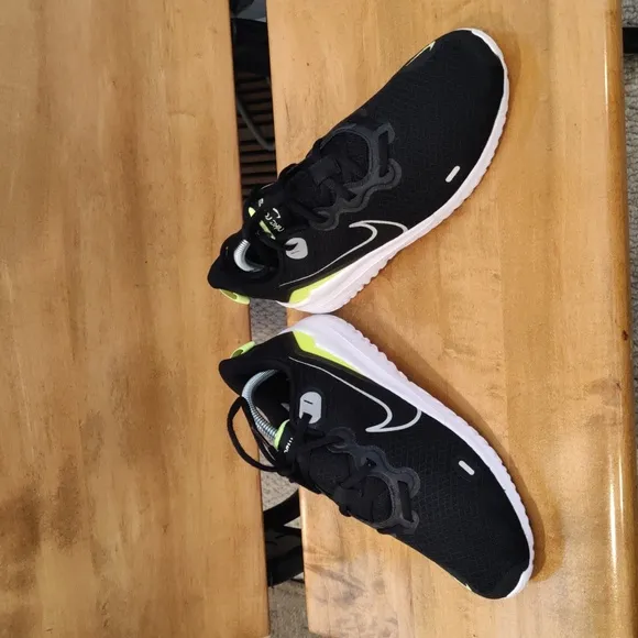 Nike Renew ride black with lime and white accents size 8 running shoe