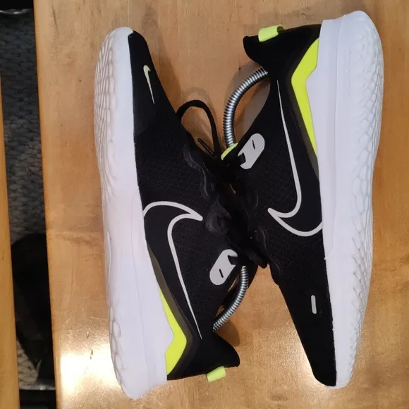 Nike Renew ride black with lime and white accents size 8 running shoe
