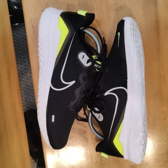 Nike Renew ride black with lime and white accents size 8 running shoe
