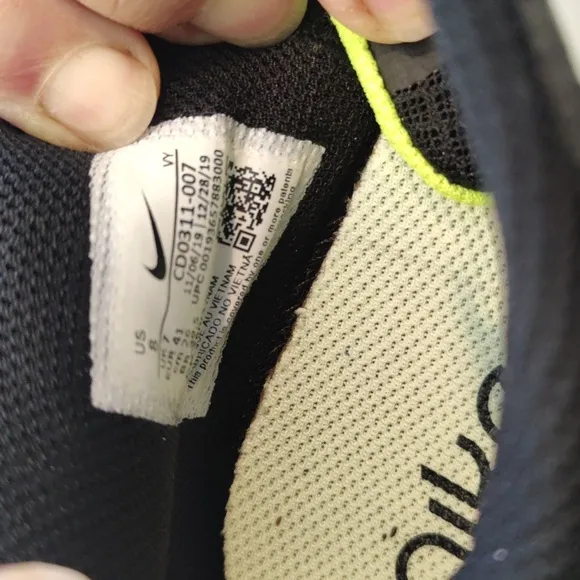 Nike Renew ride black with lime and white accents size 8 running shoe