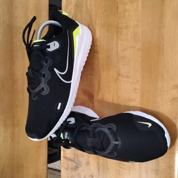 Nike Renew ride black with lime and white accents size 8 running shoe