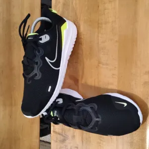 Nike Renew ride black with lime and white accents size 8 running shoe