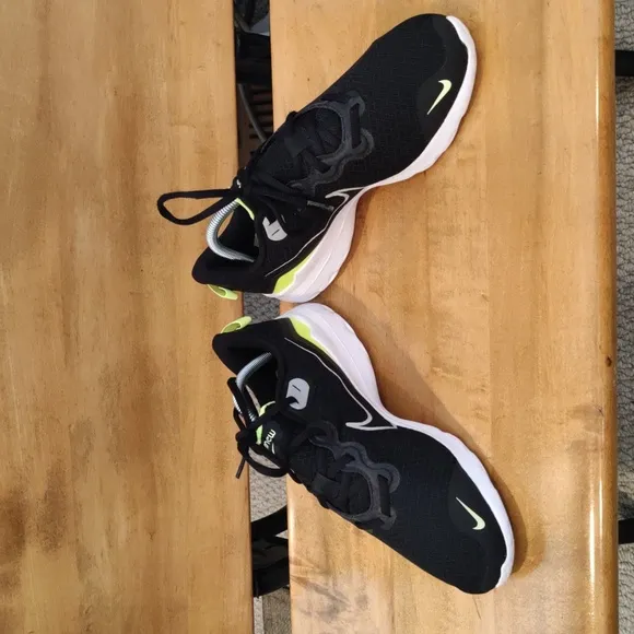 Nike Renew ride black with lime and white accents size 8 running shoe