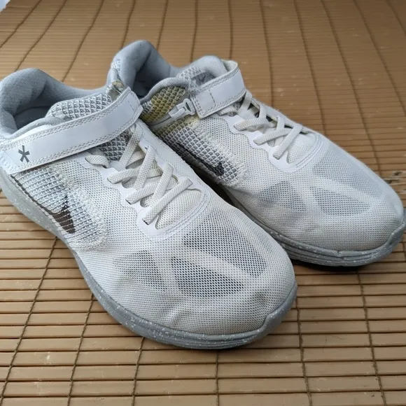 Nike Revolution 3 FlyEase white Running Shoes women's Size 9.5W   great conditio