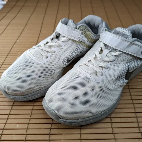 Nike Revolution 3 FlyEase white Running Shoes women's Size 9.5W   great conditio