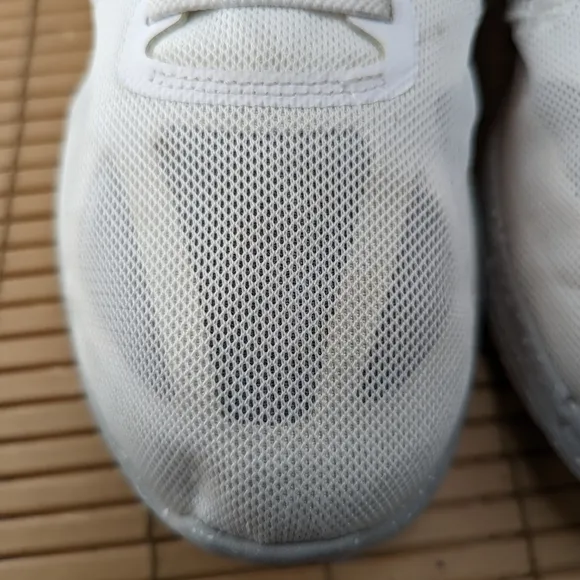 Nike Revolution 3 FlyEase white Running Shoes women's Size 9.5W   great conditio