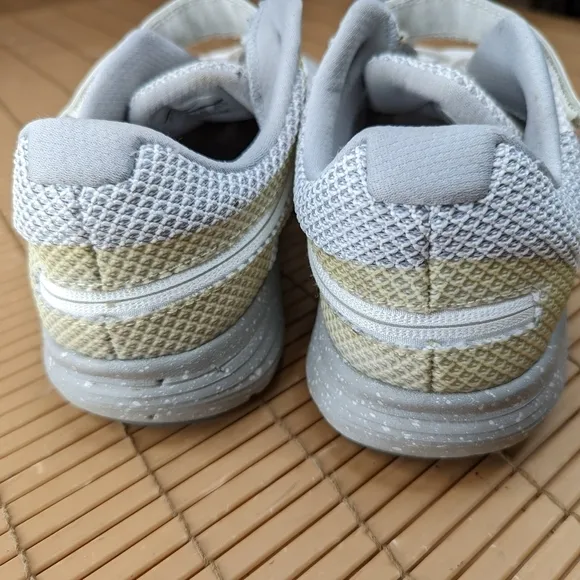 Nike Revolution 3 FlyEase white Running Shoes women's Size 9.5W   great conditio