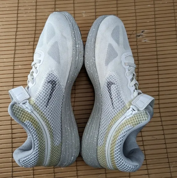 Nike Revolution 3 FlyEase white Running Shoes women's Size 9.5W   great conditio