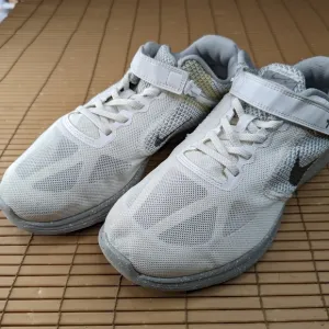 Nike Revolution 3 FlyEase white Running Shoes women's Size 9.5W   great conditio