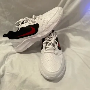 Nike Todos Running Men’s Sneaker Shoes White Red Swoosh