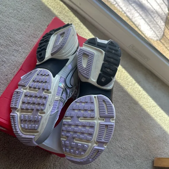 Nike V2 K run sneakers in silver and grape, size 9.5, NIB