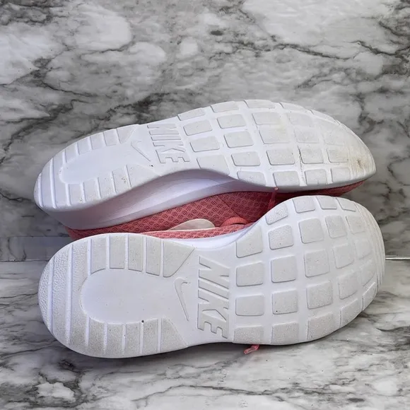 Nike Womens Tanjun Pink white Running Shoes Sneakers Size 9.5