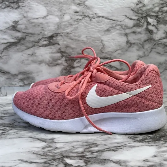 Nike Womens Tanjun Pink white Running Shoes Sneakers Size 9.5