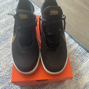 Nike Youth Black and Gold Sneakers 7Y