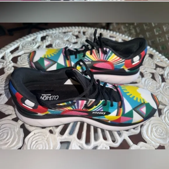 NWT brooks Womens Road-running Shoes Size 12.5