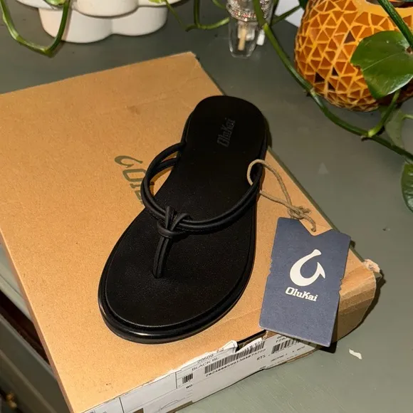 OluKai Black  aka flip flop Sandal