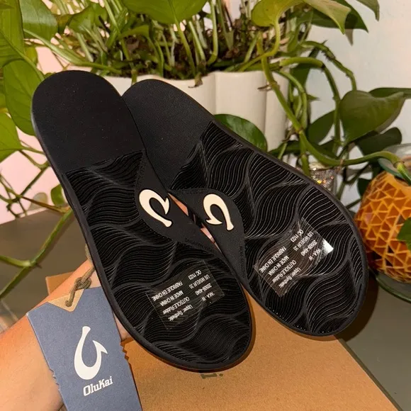 OluKai Black  aka flip flop Sandal