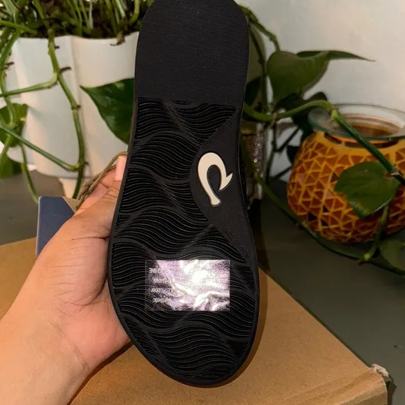 OluKai Black  aka flip flop Sandal