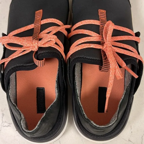 OLUKAI MIKI LI SHOES - WOMEN'S PAVEMENT/BLACK 8