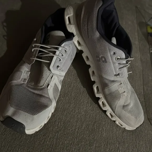 On cloud men’s running shoe with permanent laces
