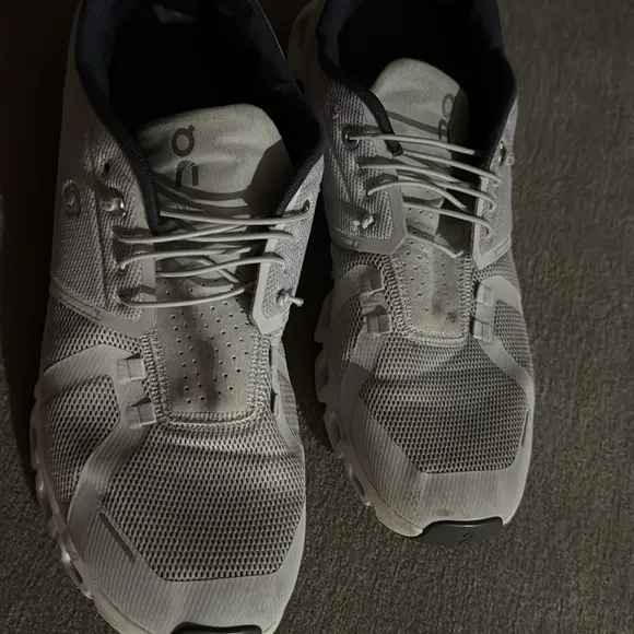 On cloud men’s running shoe with permanent laces