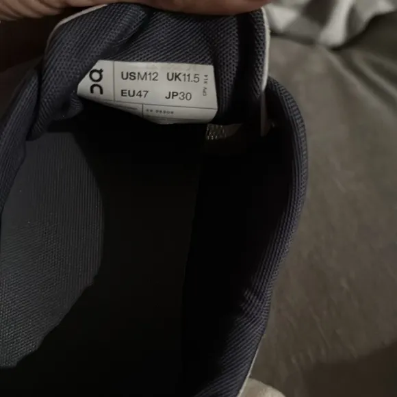 On cloud men’s running shoe with permanent laces