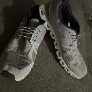 On cloud men’s running shoe with permanent laces