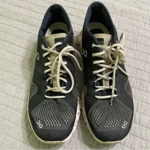 On Cloud X Helion Cloudtec Women’s 10 Black White Cream Shoes Running Athletic