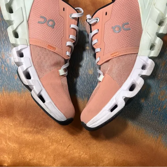 On Cloudflyer 4 Running Shoes Peach Aloe size 8.5 Sneakers