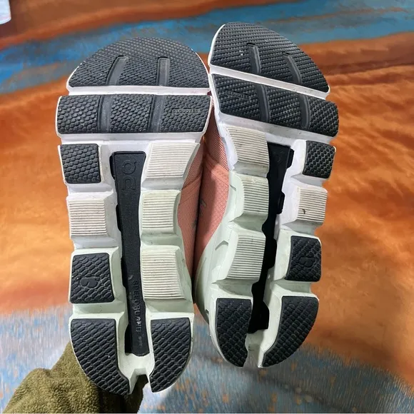 On Cloudflyer 4 Running Shoes Peach Aloe size 8.5 Sneakers
