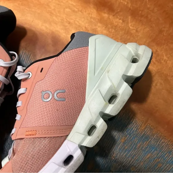 On Cloudflyer 4 Running Shoes Peach Aloe size 8.5 Sneakers