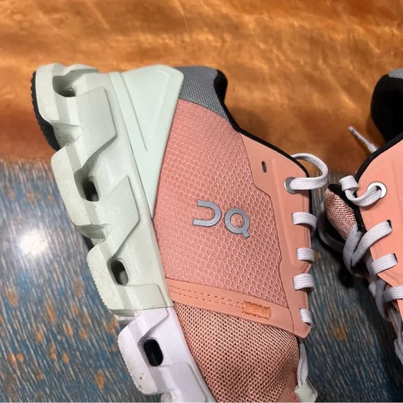 On Cloudflyer 4 Running Shoes Peach Aloe size 8.5 Sneakers