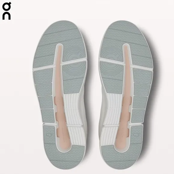 On Running Cloud The Roger Advantage Speedboard white shoes. Size 8.5