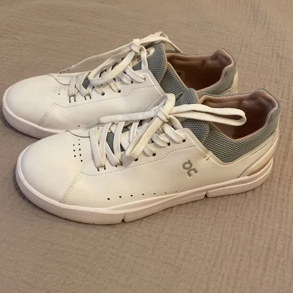 On Running Cloud The Roger Advantage Speedboard white shoes. Size 8.5