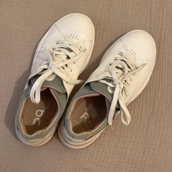 On Running Cloud The Roger Advantage Speedboard white shoes. Size 8.5