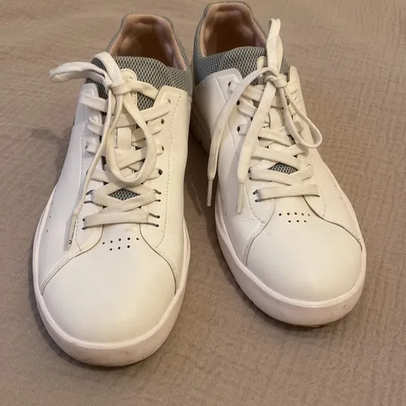 On Running Cloud The Roger Advantage Speedboard white shoes. Size 8.5