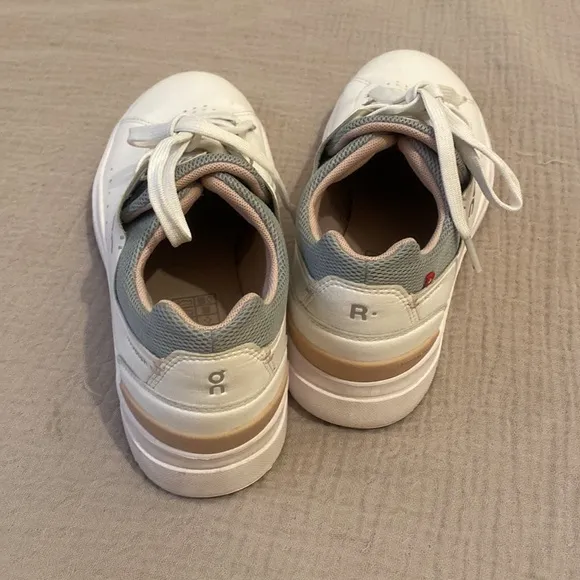On Running Cloud The Roger Advantage Speedboard white shoes. Size 8.5