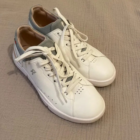 On Running Cloud The Roger Advantage Speedboard white shoes. Size 8.5