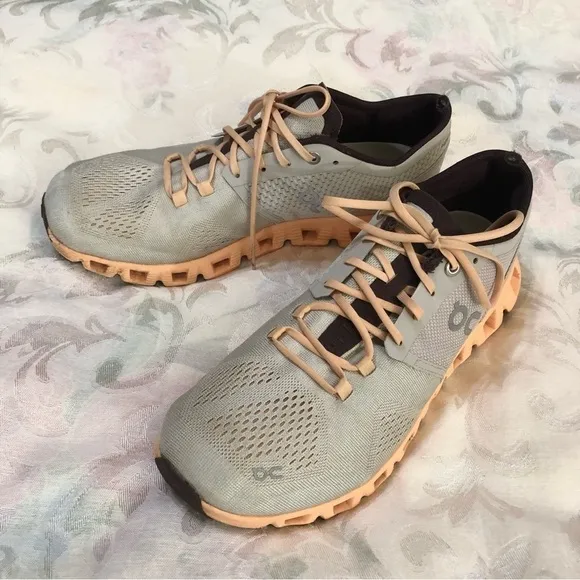 On Running Cloud x Cloudrunner Helion Grey / Peach Running Shoes Sz 9.5.