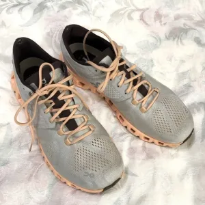 On Running Cloud x Cloudrunner Helion Grey / Peach Running Shoes Sz 9.5.