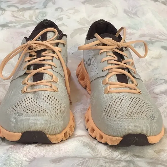 On Running Cloud x Cloudrunner Helion Grey / Peach Running Shoes Sz 9.5.