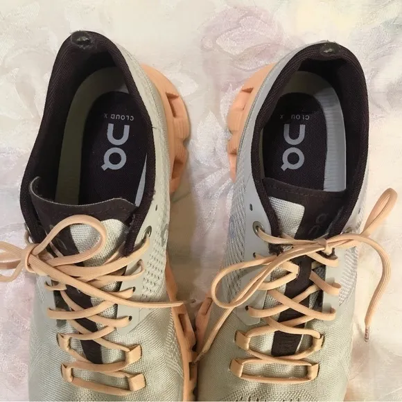 On Running Cloud x Cloudrunner Helion Grey / Peach Running Shoes Sz 9.5.