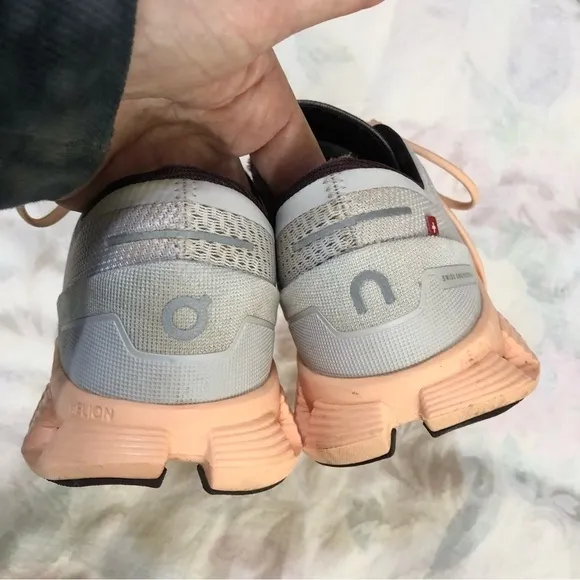 On Running Cloud x Cloudrunner Helion Grey / Peach Running Shoes Sz 9.5.